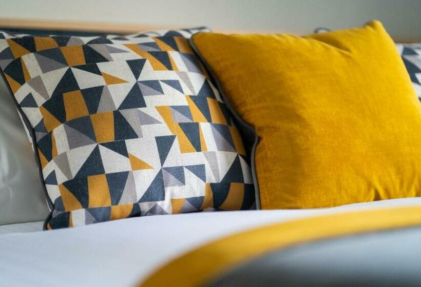 Номер Стандарт, Hillyard House