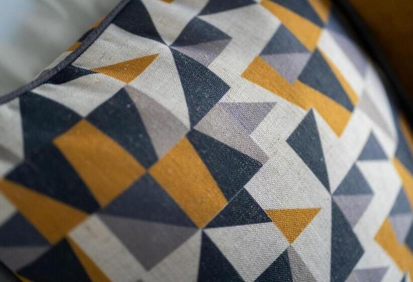 Семейный Номер, Hillyard House