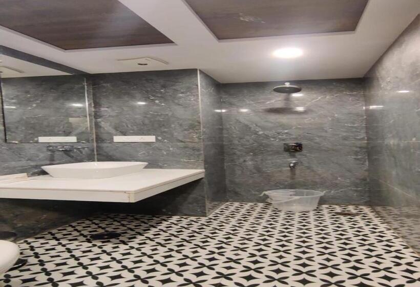 اتاق ساده سه‌ نفره, Pk Boutique