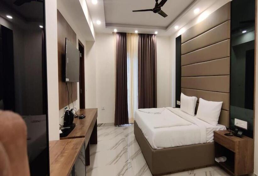 اتاق کلاسیک سه تخته, Pk Boutique