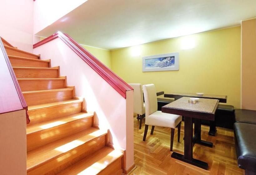 اتاق استاندارد سه تخته با بالکن, Villa Tower Gardos