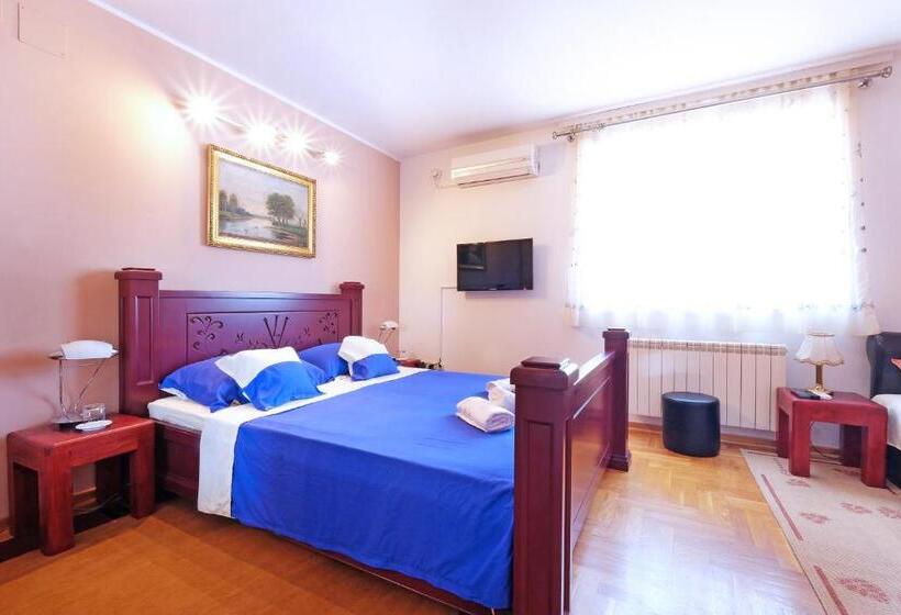 اتاق استاندارد سه تخته با بالکن, Villa Tower Gardos