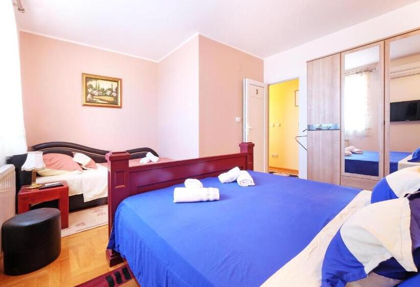 اتاق استاندارد سه تخته با بالکن, Villa Tower Gardos