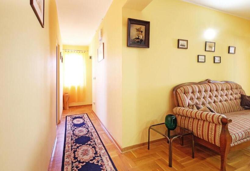 اتاق استاندارد سه تخته با بالکن, Villa Tower Gardos