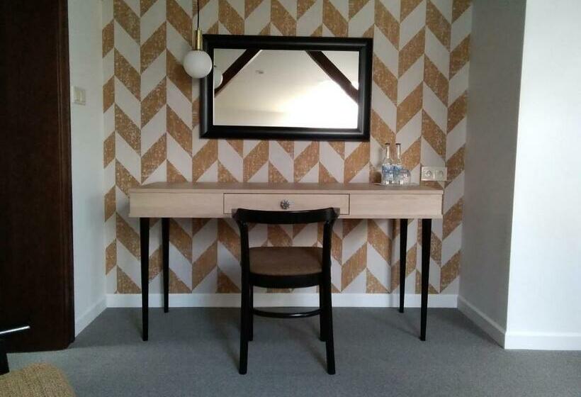 Номер Стандарт, Pałac W Małkowie