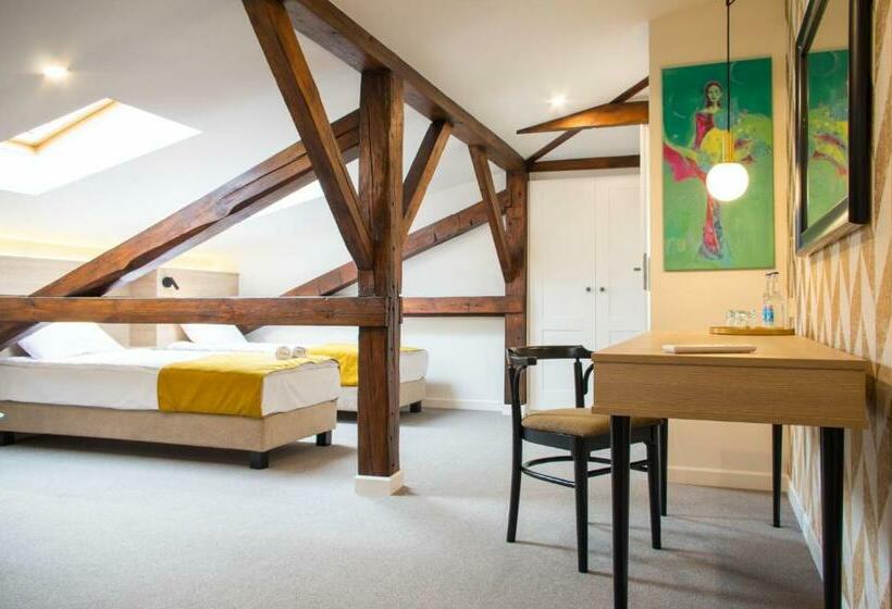 Номер Deluxe, Pałac W Małkowie