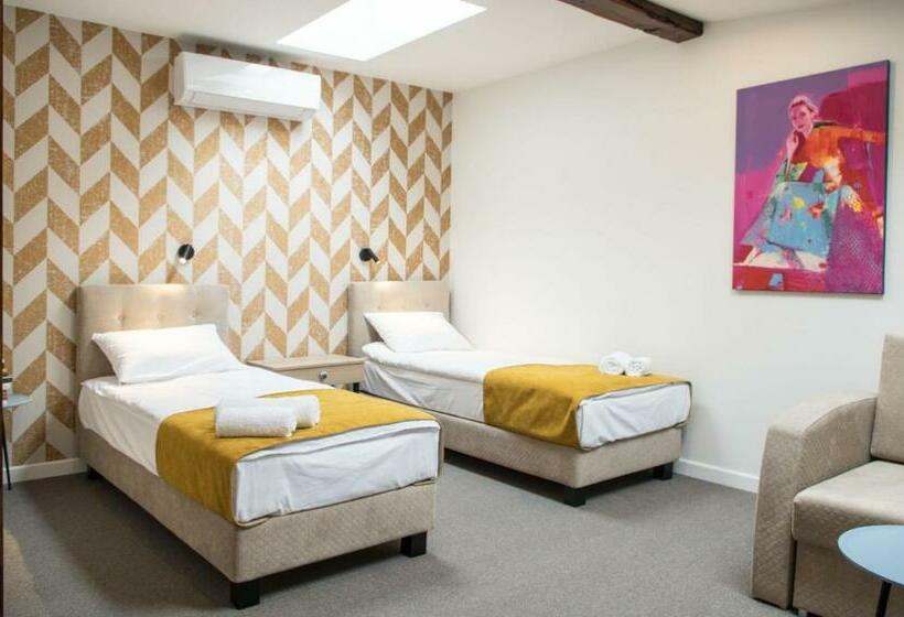 Номер Стандарт, Pałac W Małkowie