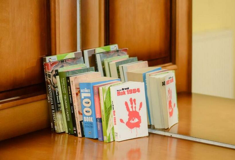 Студия Стандарт, Pałac W Małkowie