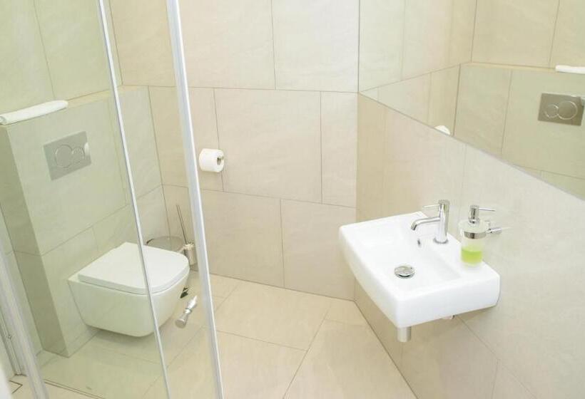 Студия Стандарт, Pałac W Małkowie