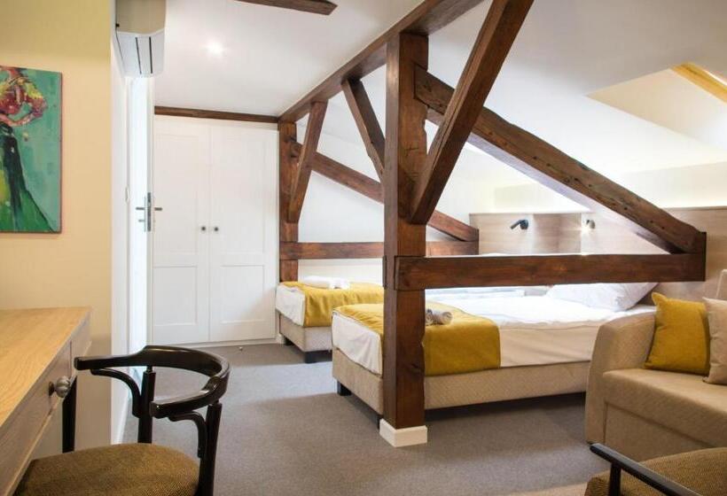 Номер Стандарт, Pałac W Małkowie