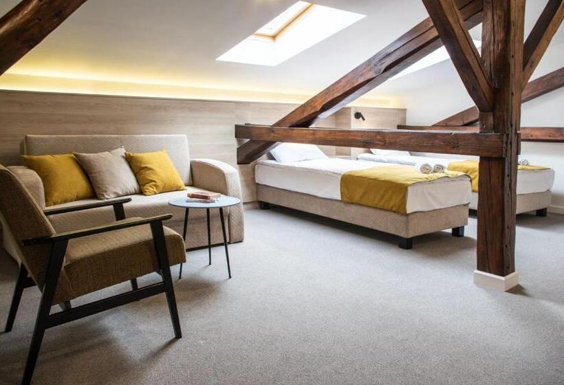 デラックスルーム, Pałac W Małkowie