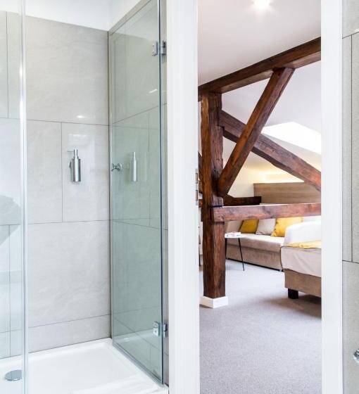 デラックスルーム, Pałac W Małkowie