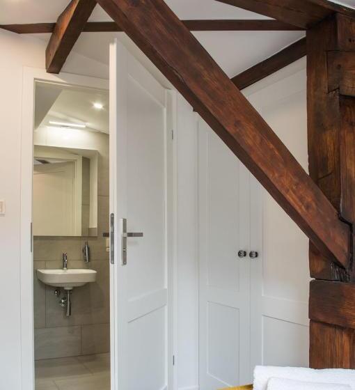 スタンダードルーム, Pałac W Małkowie