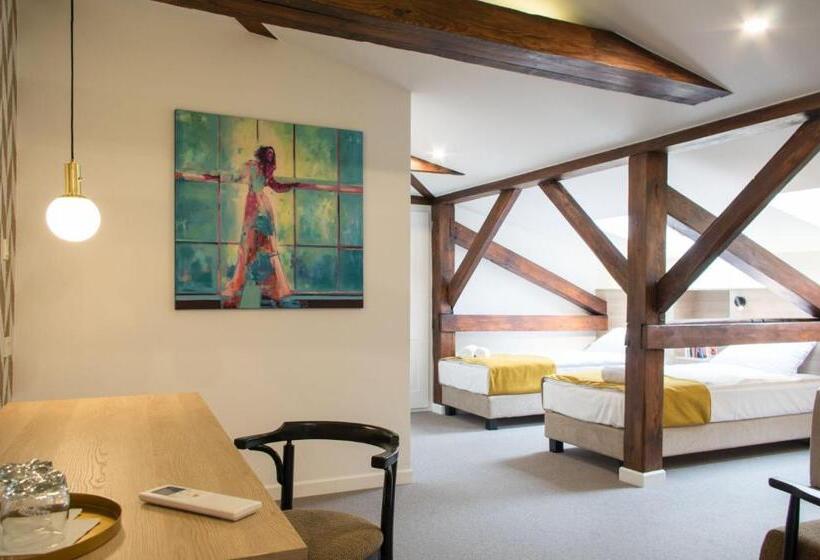 Номер Стандарт, Pałac W Małkowie