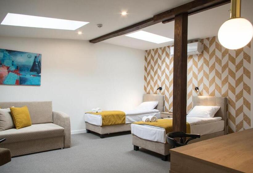 Номер Стандарт, Pałac W Małkowie