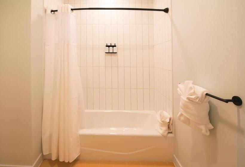 غرفه قياسيه سريرين مزدوجين, Saltline