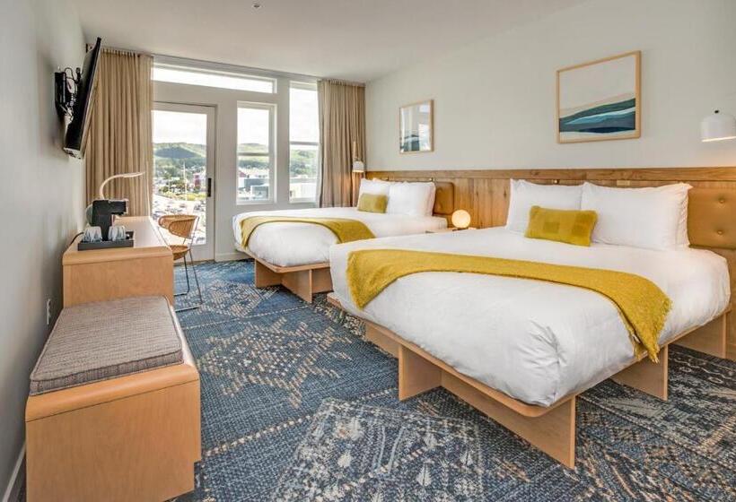 غرفه قياسيه سريرين مزدوجين, Saltline