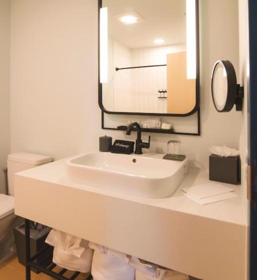 غرفه قياسيه سريرين مزدوجين, Saltline