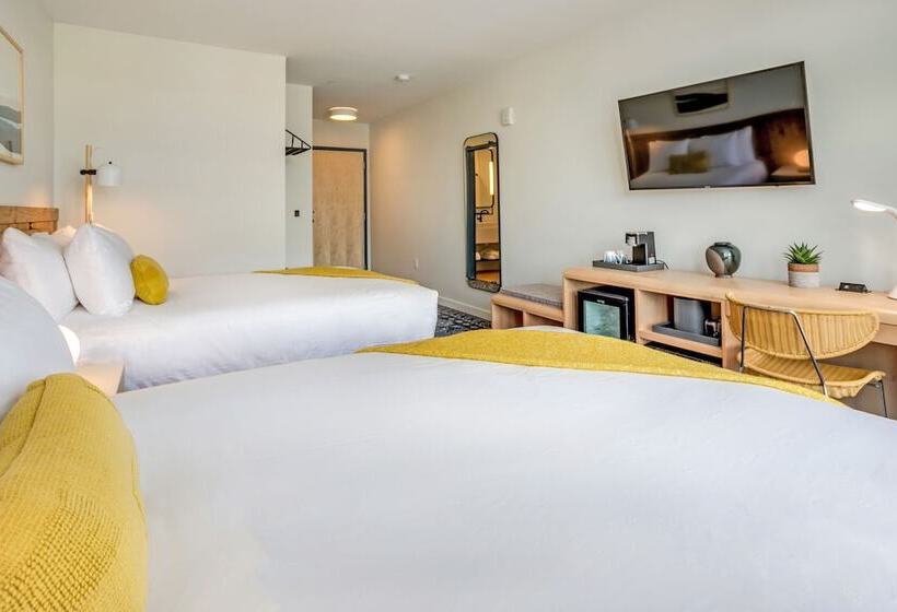 غرفه قياسيه سريرين مزدوجين, Saltline