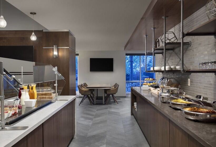 Номер Клуб, Auburn Hills Marriott Pontiac