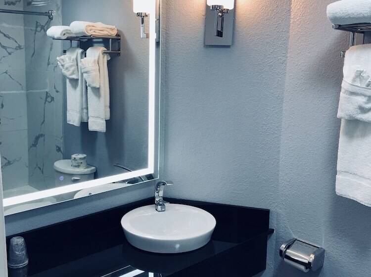 带2个双人床的标准工作室, Berkshire Inn