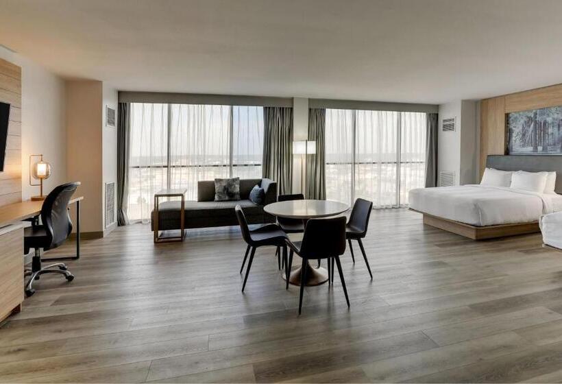 带大床的套房, Mobile Marriott