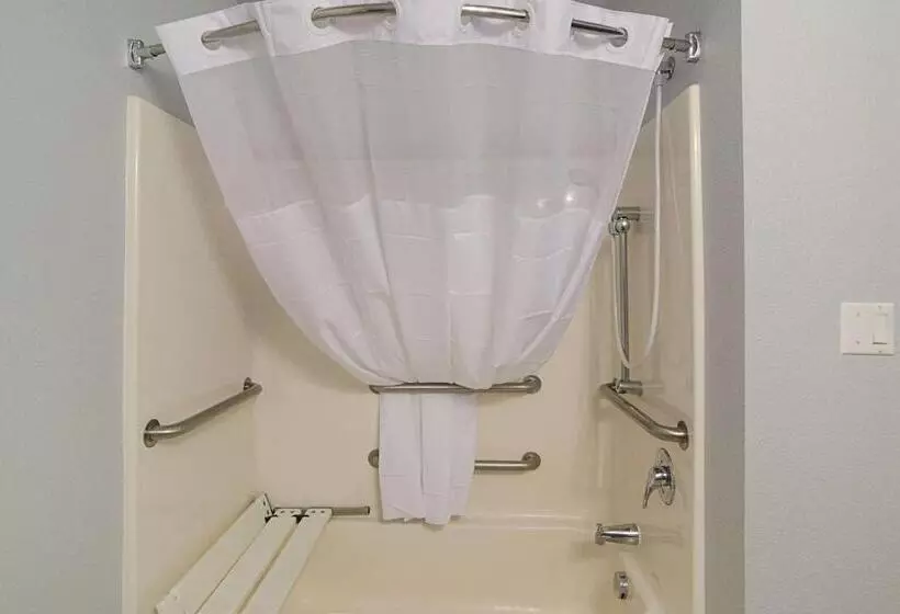 اتاق استاندارد با تخت بزرگ برای معلولان, Quality Inn
