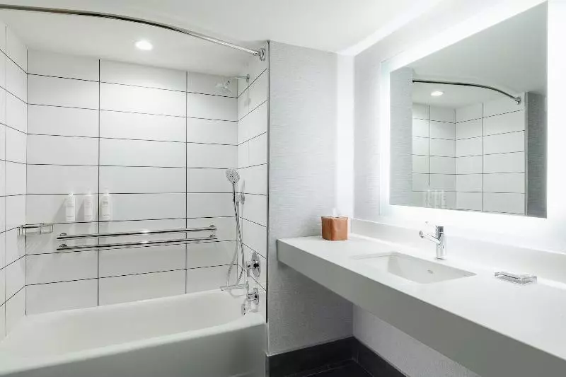 اتاق استاندارد با تخت بزرگ برای معلولان, Seattle Marriott Waterfront