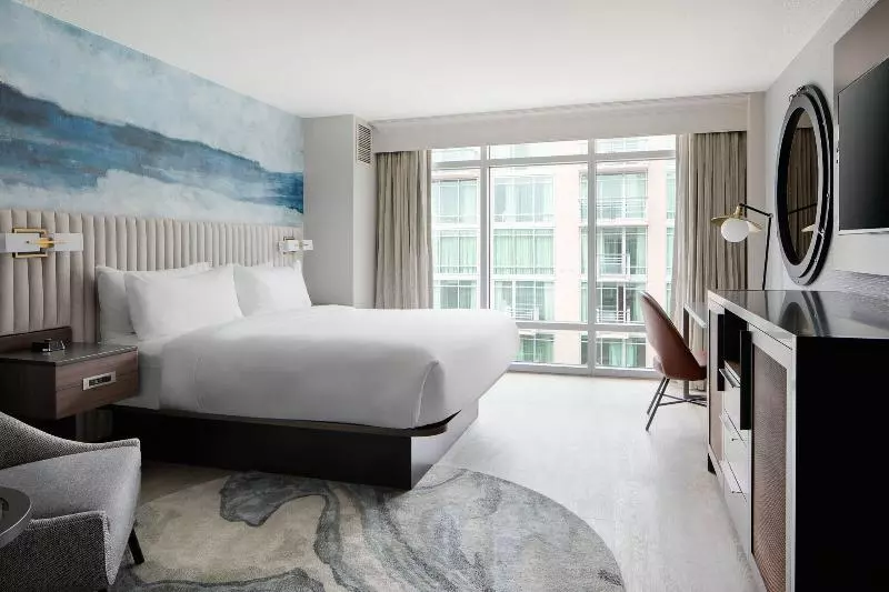 اتاق استاندارد با تخت بزرگ برای معلولان, Seattle Marriott Waterfront