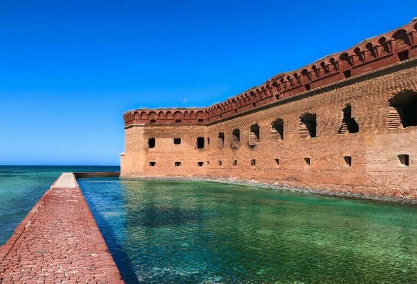 דירת שני חדרים, Sunrise Suites