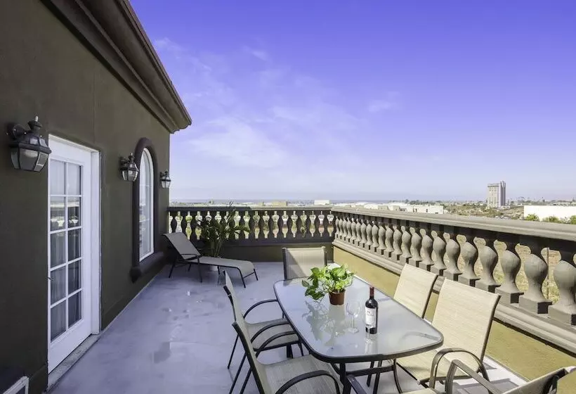 سوئیت با بالکن, The Hotel Oceanside