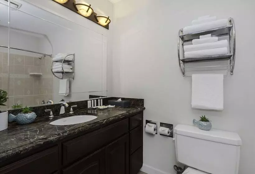 سوئیت با بالکن, The Hotel Oceanside