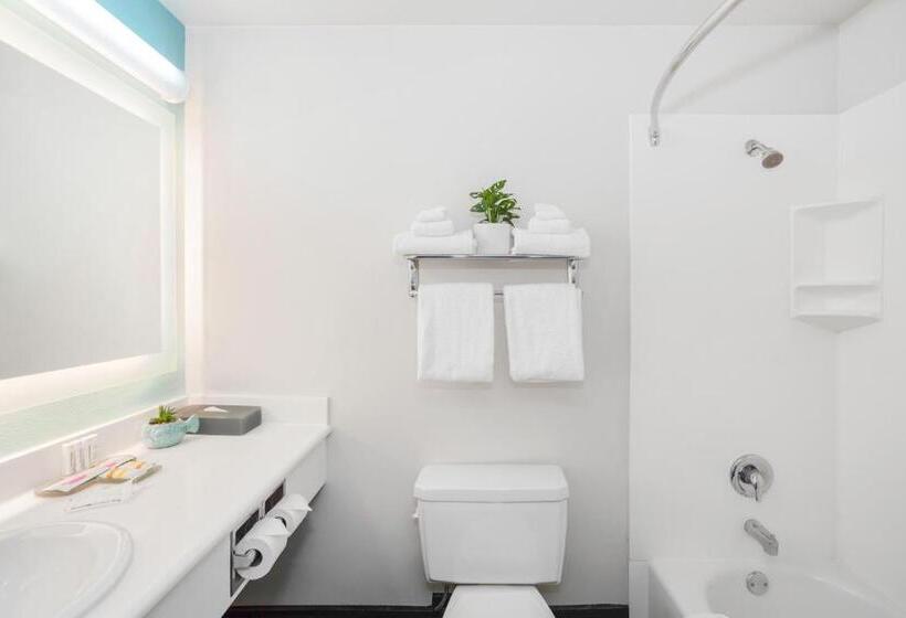 غرفة قياسية سرير كينج, The Hotel Oceanside