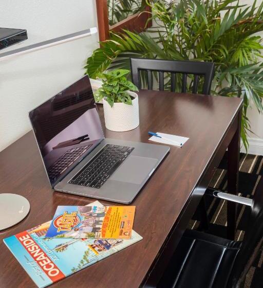 غرفة تنفيذية, The Hotel Oceanside