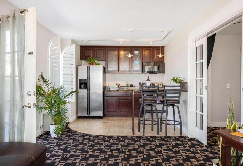 جناح مزوَّد بشرفة, The Hotel Oceanside