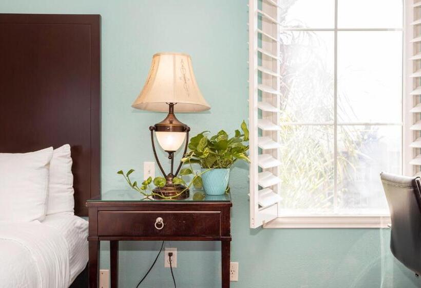 جناح مزوَّد بشرفة, The Hotel Oceanside