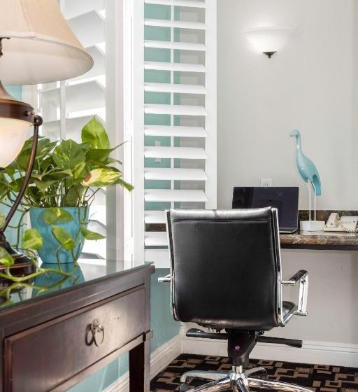 جناح مزوَّد بشرفة, The Hotel Oceanside