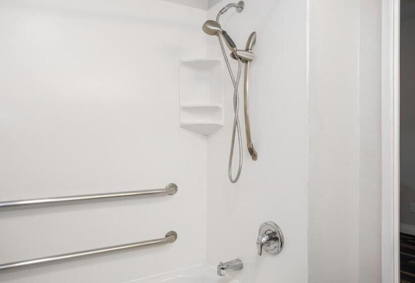 غرفة قياسية سرير كينج لذوى الإحتياجات الخاصة, The Hotel Oceanside