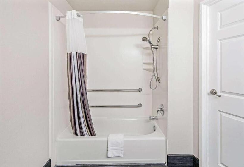 غرفة قياسية سرير كينج لذوى الإحتياجات الخاصة, The Hotel Oceanside