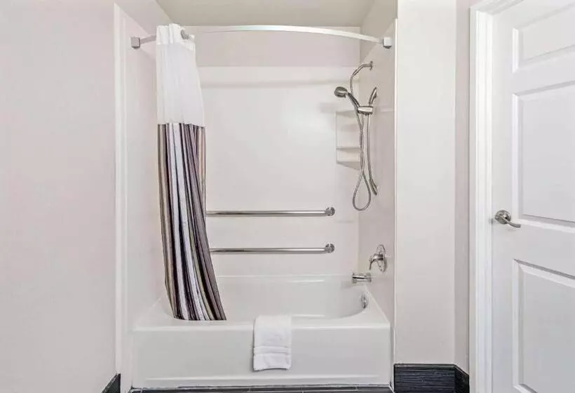 اتاق استاندارد با تخت بزرگ برای معلولان, The Hotel Oceanside