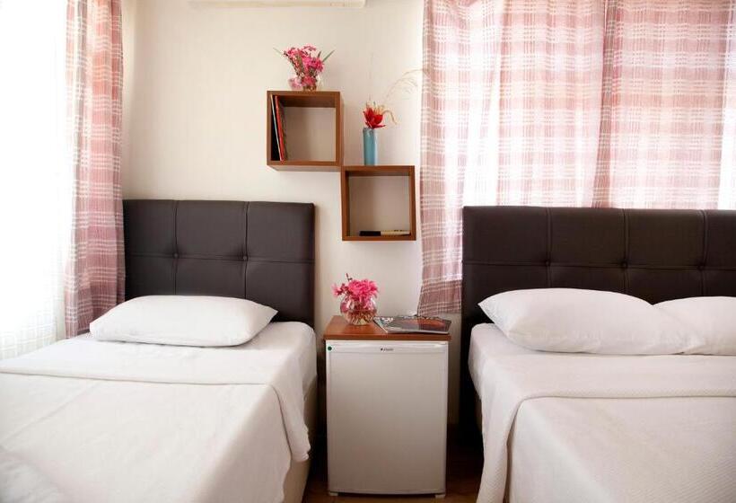 Quarto Triplo Estandar, Oğuz Otel Datça