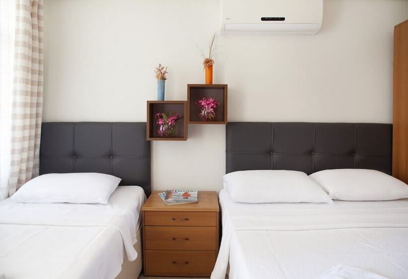 Quarto Triplo Estandar, Oğuz Otel Datça