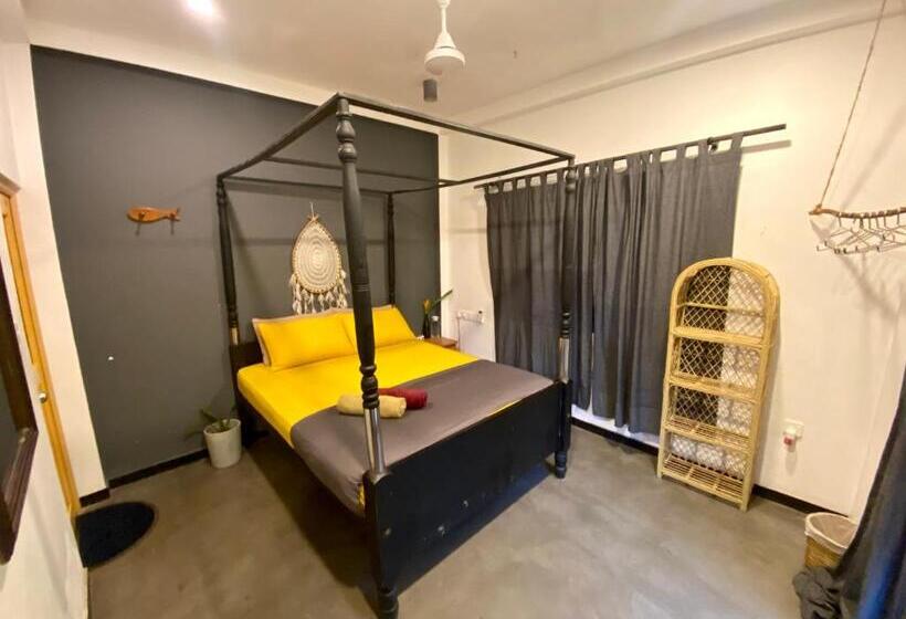 Camera Deluxe, Babylon Mirissa