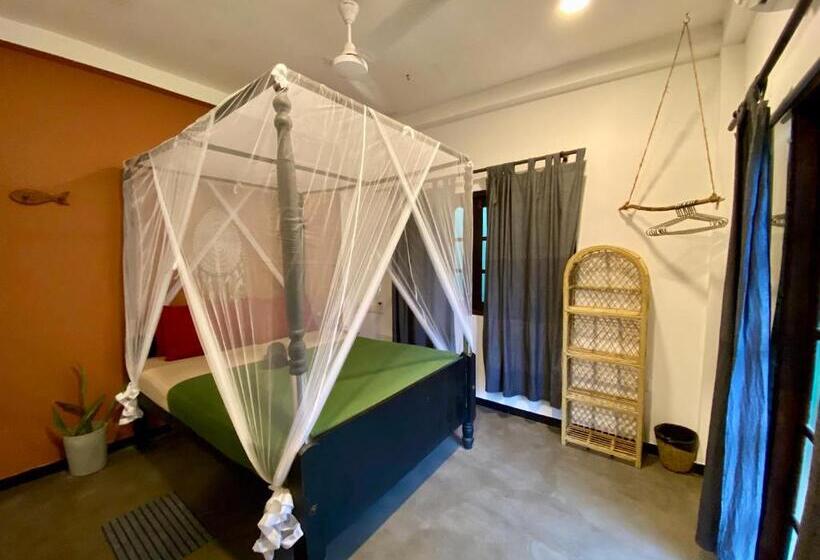 Camera Deluxe, Babylon Mirissa