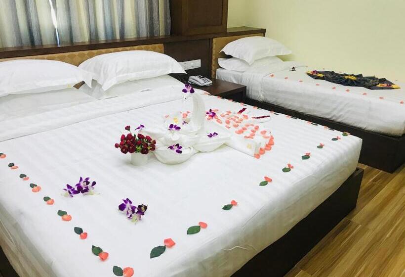 اتاق استاندارد سه نفره, Royal Peacock