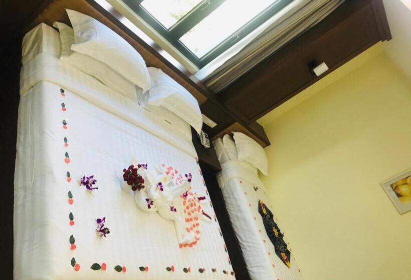 اتاق استاندارد سه نفره, Royal Peacock