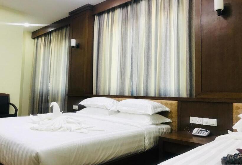 اتاق استاندارد سه نفره, Royal Peacock