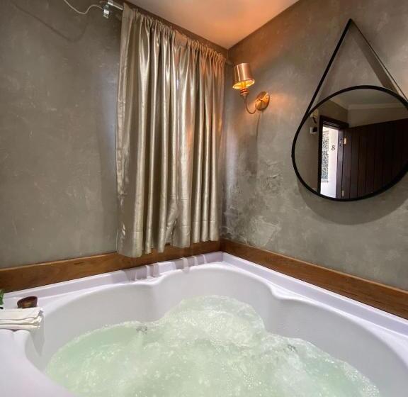 سوئیت با وان آب گرم, Bombinhas Guest House