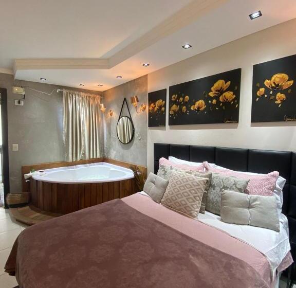 سوئیت با وان آب گرم, Bombinhas Guest House