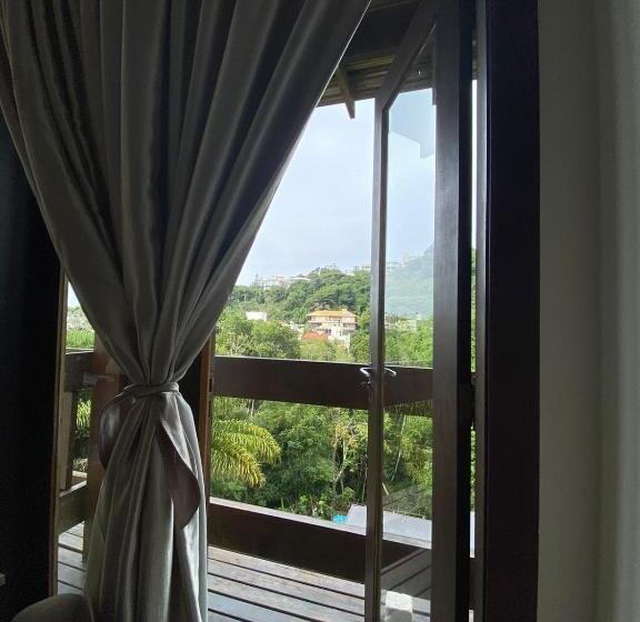 اتاق لوکس با وان آب گرم, Bombinhas Guest House